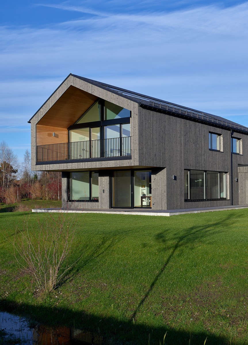 Der Baukörper präsentiert sich in einer dunkel gehaltenen Fassadenhaut, die dem Gebäude eine elegante, fast geheimnisvolle Ausstrahlung verleiht.