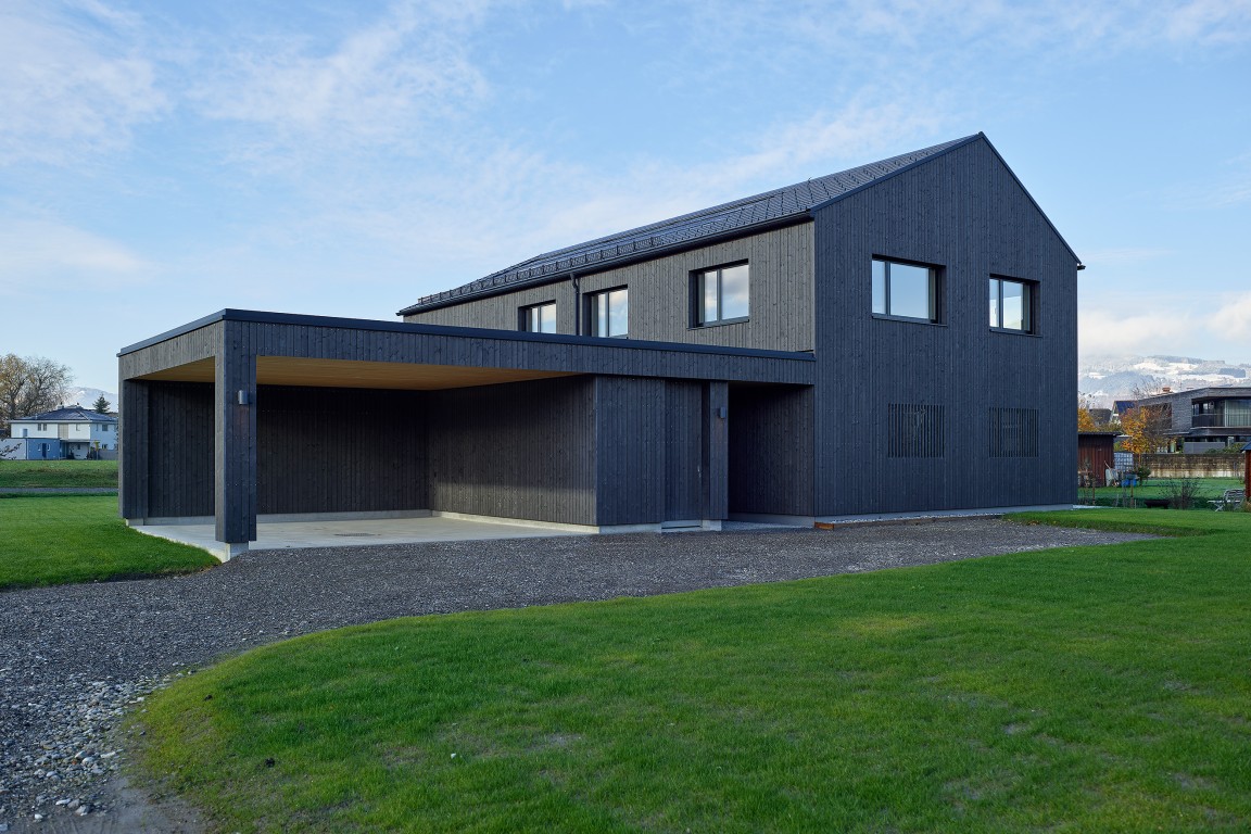 Von der Zufahrt her wirkt es bewusst introvertiert und gewährt nur sparsame Einblicke in die privaten Bereiche.