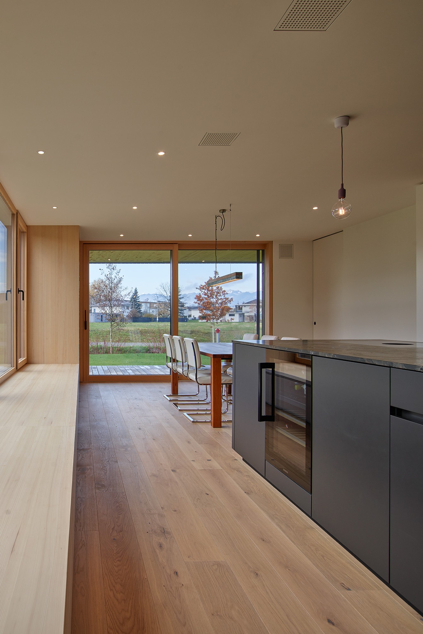 Großzügige Verglasungen lassen viel Tageslicht in das Innere und schaffen helle, einladende Räume.