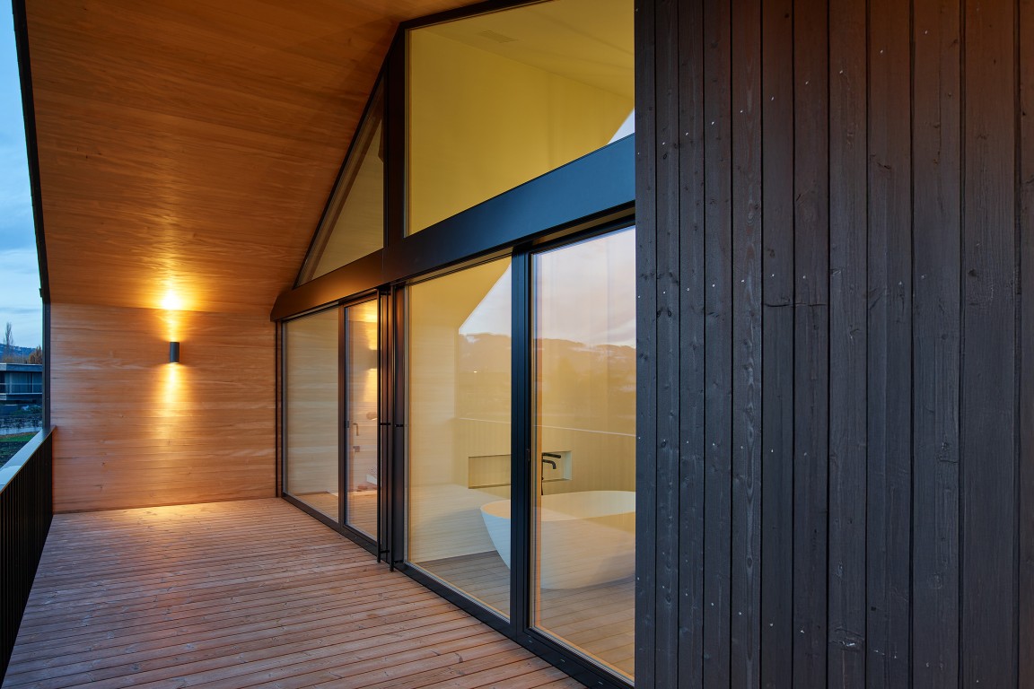 Auch im Obergeschoss prägt das Konzept von Offenheit und Helligkeit die Raumabfolge.