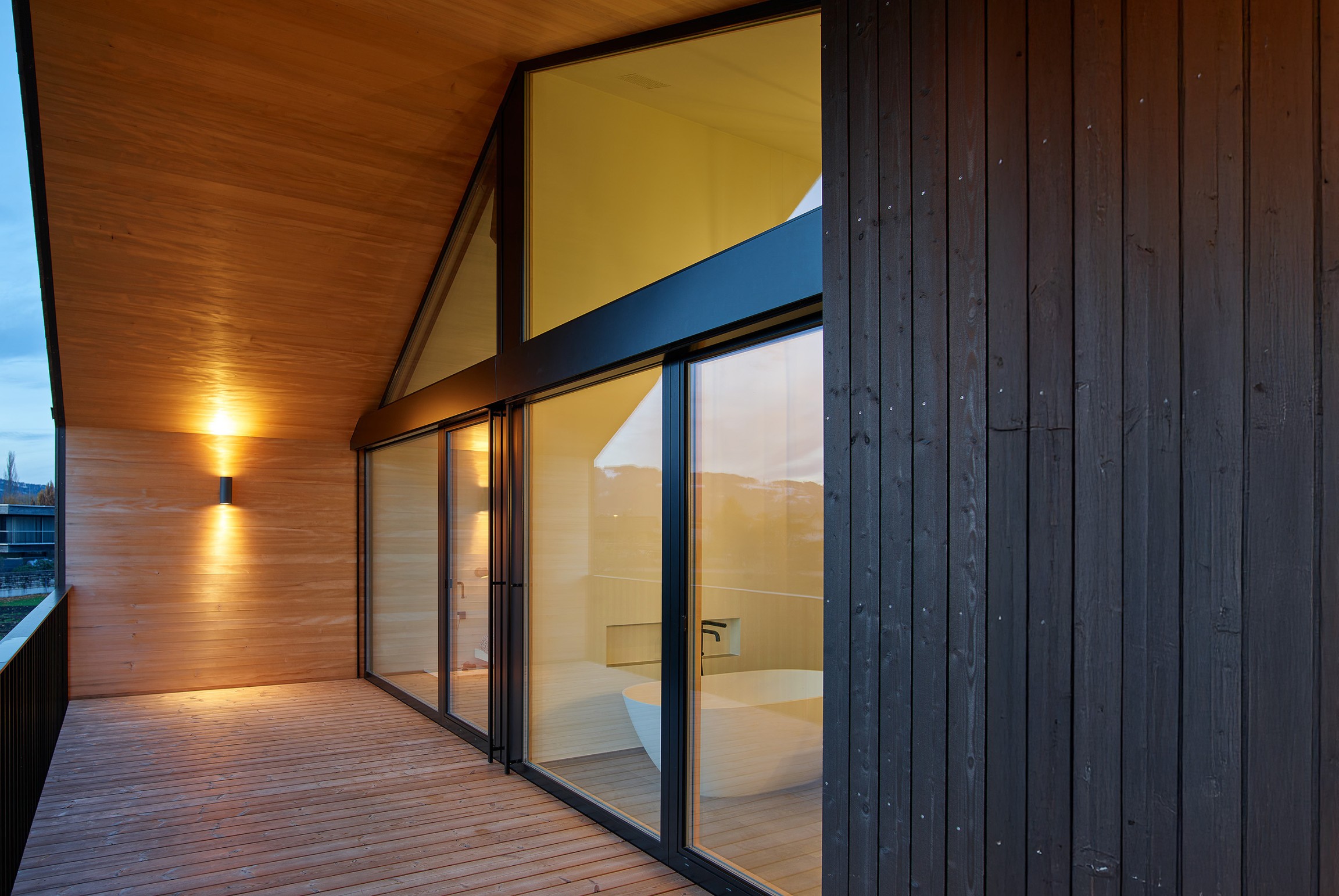 Auch im Obergeschoss prägt das Konzept von Offenheit und Helligkeit die Raumabfolge.