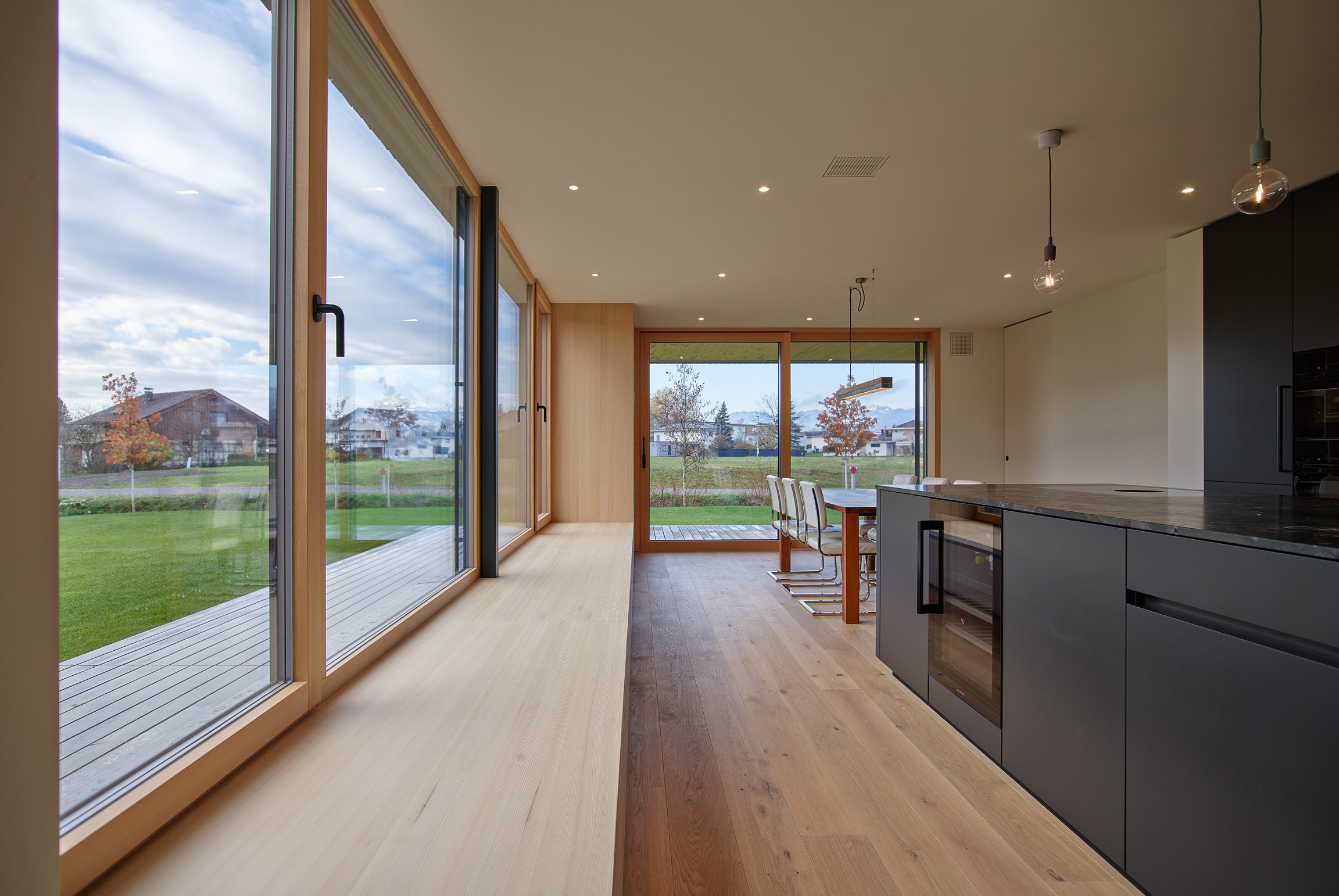 Großzügige Verglasungen lassen viel Tageslicht in das Innere und schaffen helle, einladende Räume.