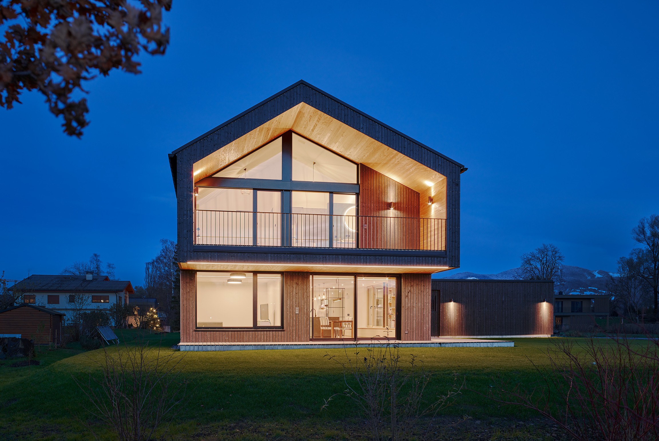 Der Baukörper präsentiert sich in einer dunkel gehaltenen Fassadenhaut, die dem Gebäude eine elegante, fast geheimnisvolle Ausstrahlung verleiht.