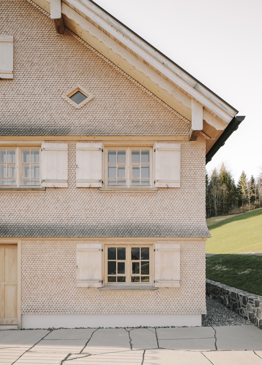 Die ursprüngliche Holzkonstruktion blieb erhalten und bildet weiterhin das Rückgrat des Gebäudes.