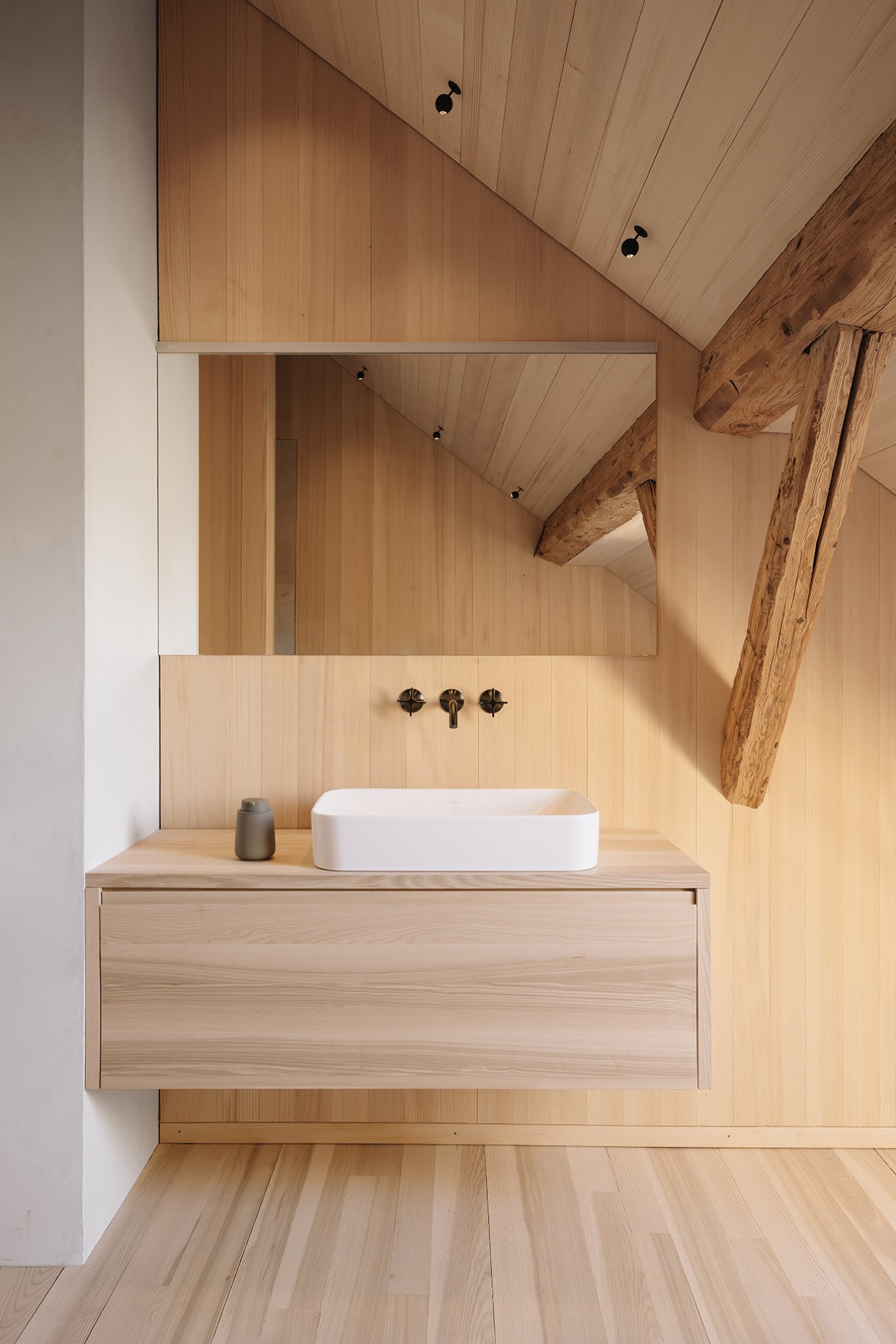 Die Bäder wurden behutsam modernisiert und mit edlen Kalksteinplatten ausgestattet – zeitgemäß, aber im Einklang mit dem historischen Gefüge.