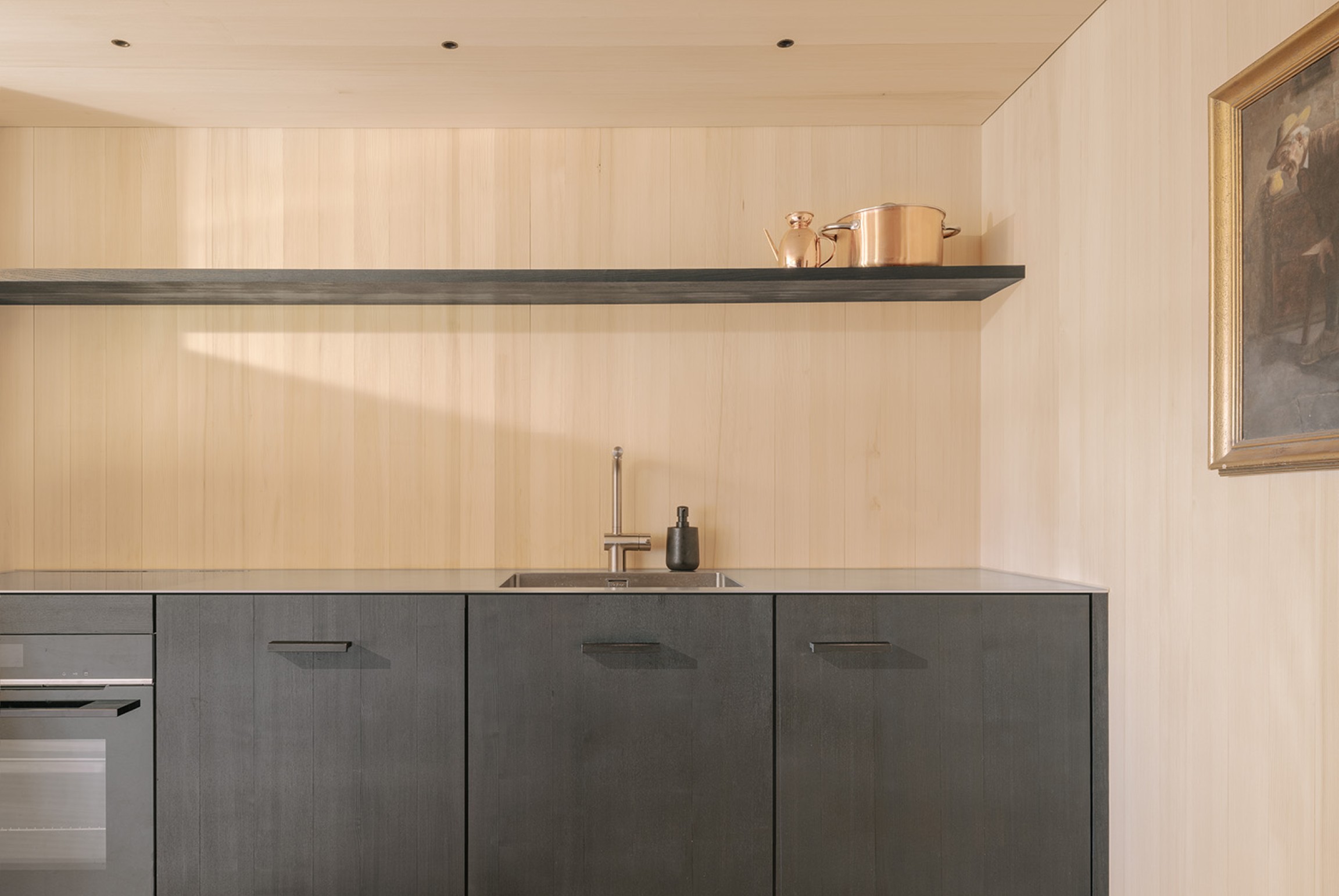 Im Inneren treffen klassisches Kassettentäfer und regionales Weißtannentäfer aufeinander und schaffen eine warme, ruhige Atmosphäre mit lokalem Charakter.