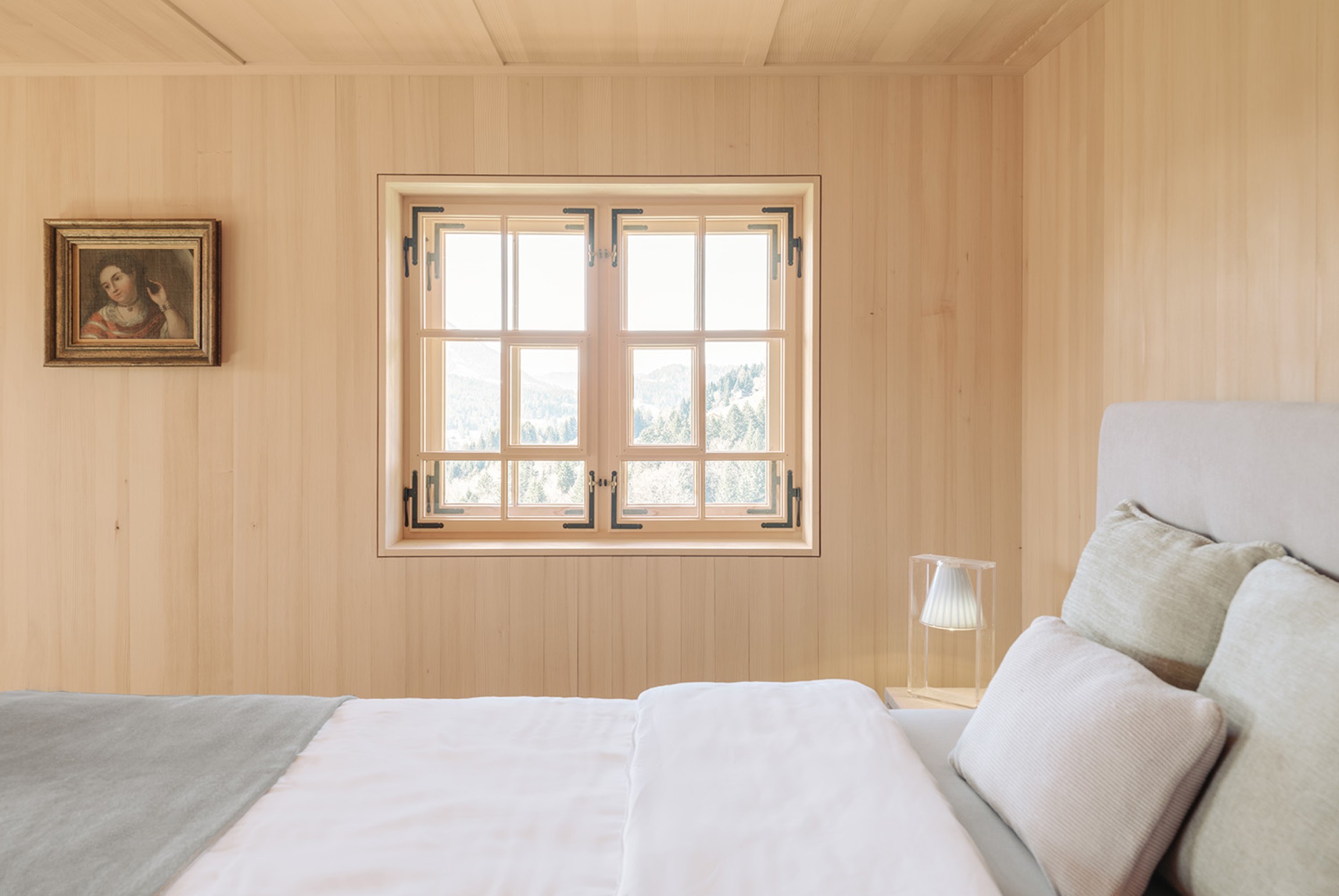 Die ehemals lackierten Holzfenster wichen klassischen Schieberfenstern, die dem Haus seine ursprüngliche Ausdruckskraft zurückgeben.