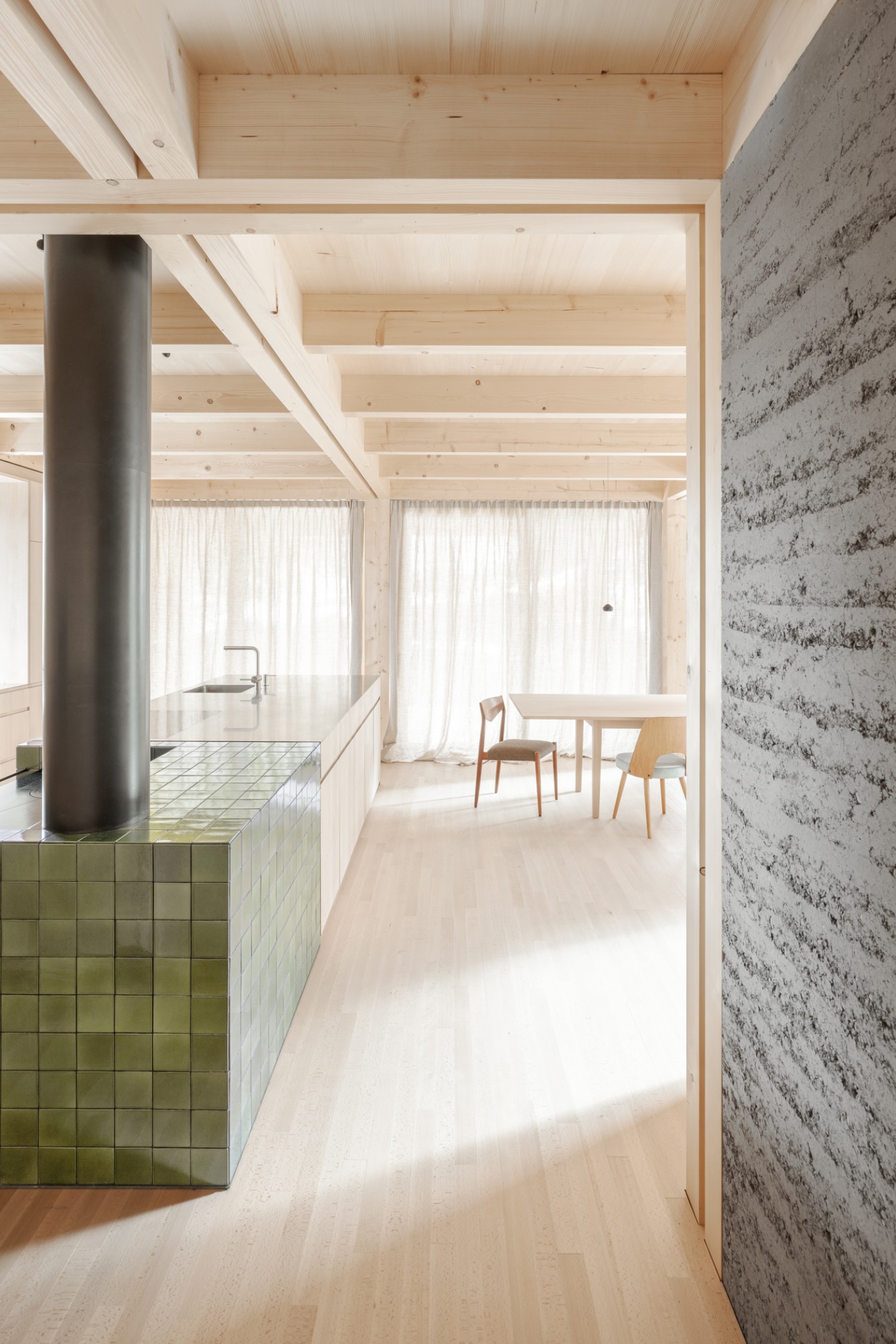 Ein Zusatzherd mit Speicherfunktion ergänzt die Küche nicht nur funktional, sondern auch atmosphärisch.