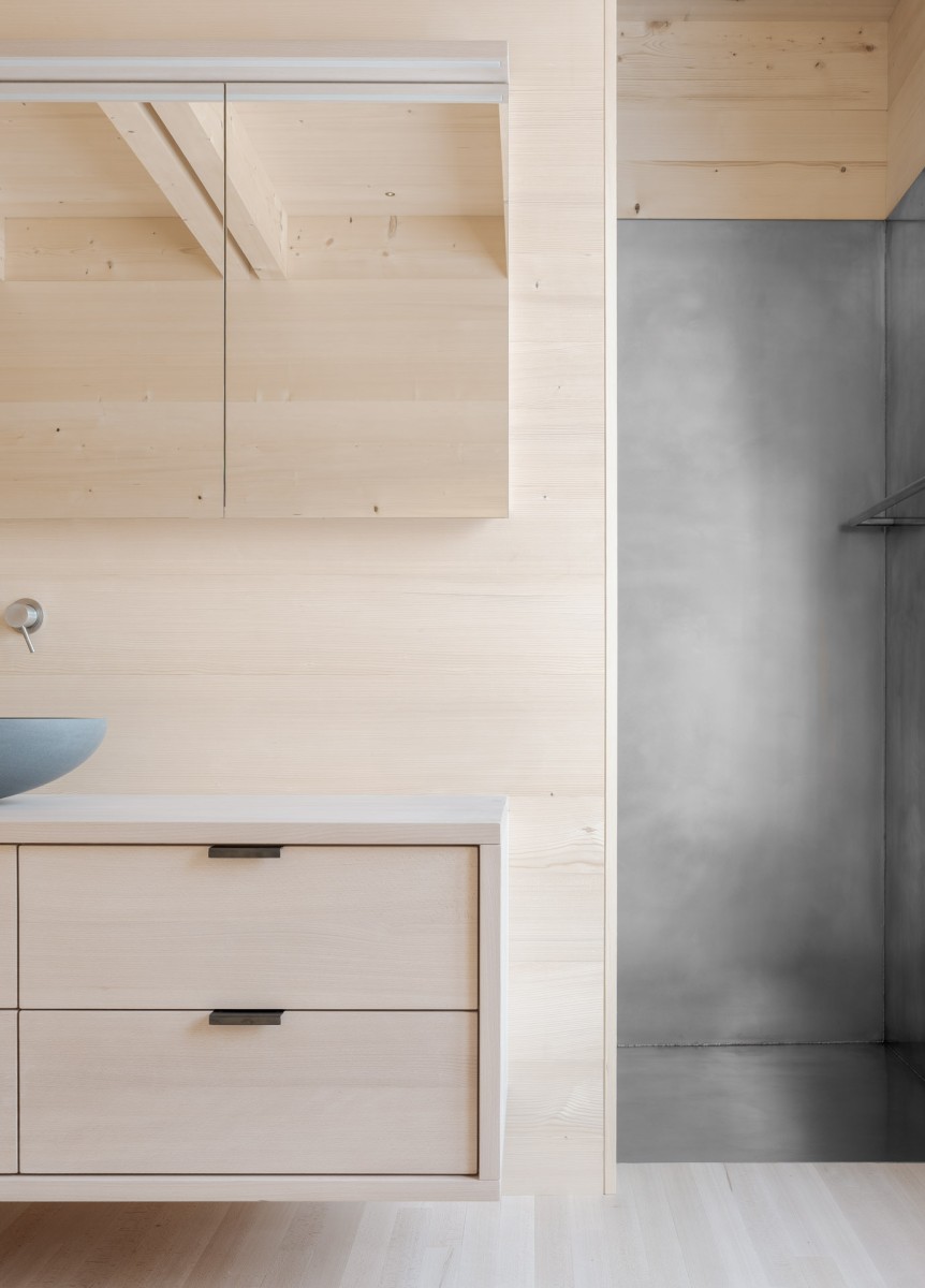 Eine Edelstahlwanne ersetzt die herkömmliche Dusche, Waschbecken aus Naturstein und eine freistehende Badewanne aus Holz – gefertigt von einem traditionellen Küfer – machen das Bad zu einem sinnlichen Erlebnis.