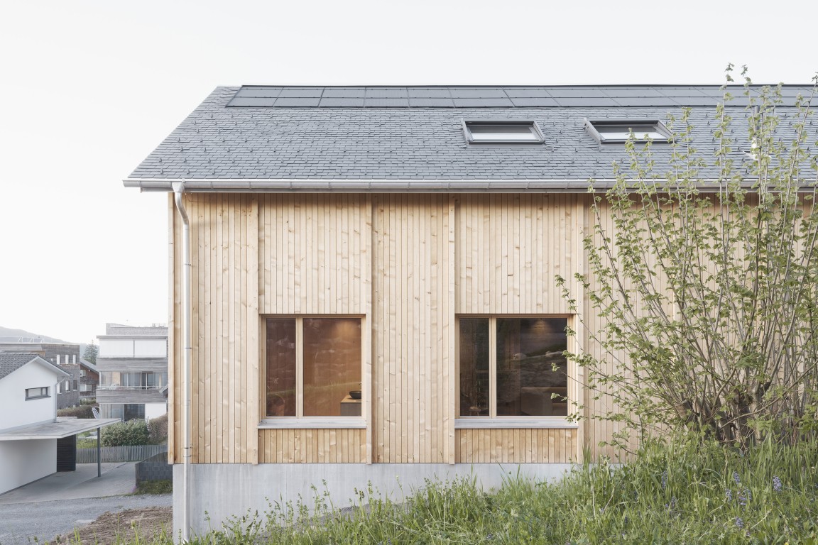 Das Dach verzichtet auf ein klassisches Unterdach. Stattdessen schützt eine robuste Holzfaserdämmung das Haus, gekrönt von einer Eindeckung aus echtem Naturschiefer.