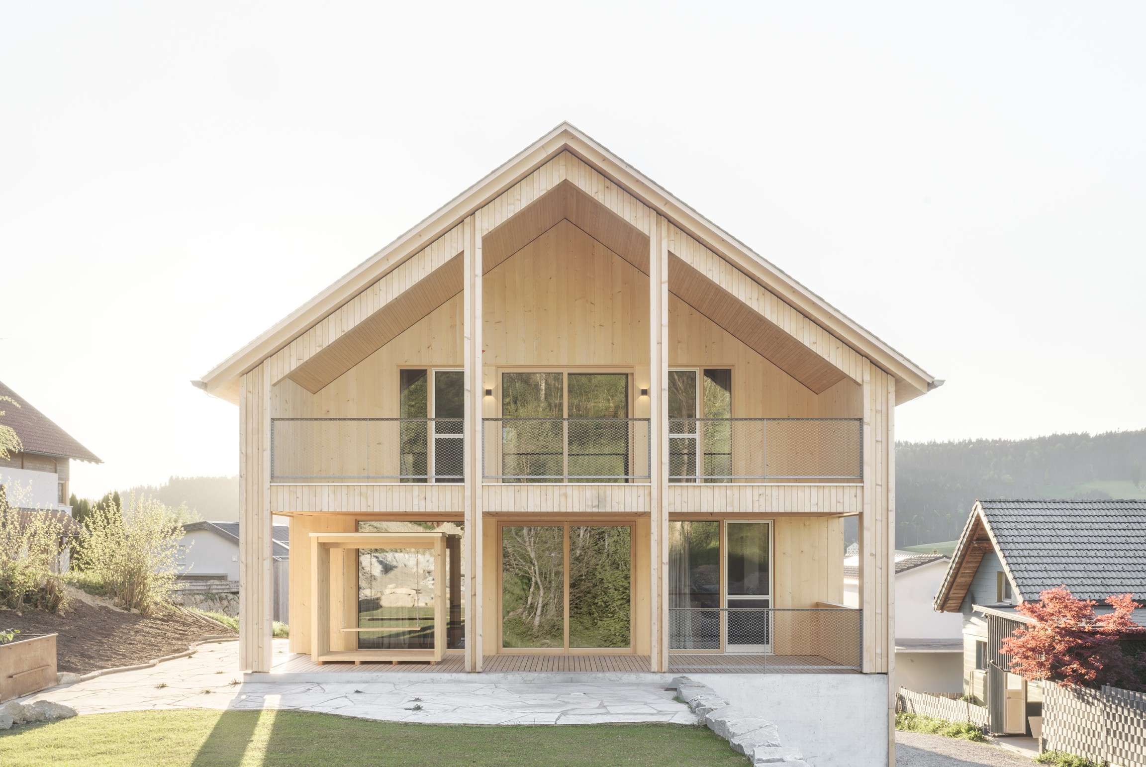 Am ruhigen Lauf des Hoferbachs entstand ein Haus, das mehr ist als nur ein Gebäude. Es ist ein Statement – für echtes ökologisches Bauen.