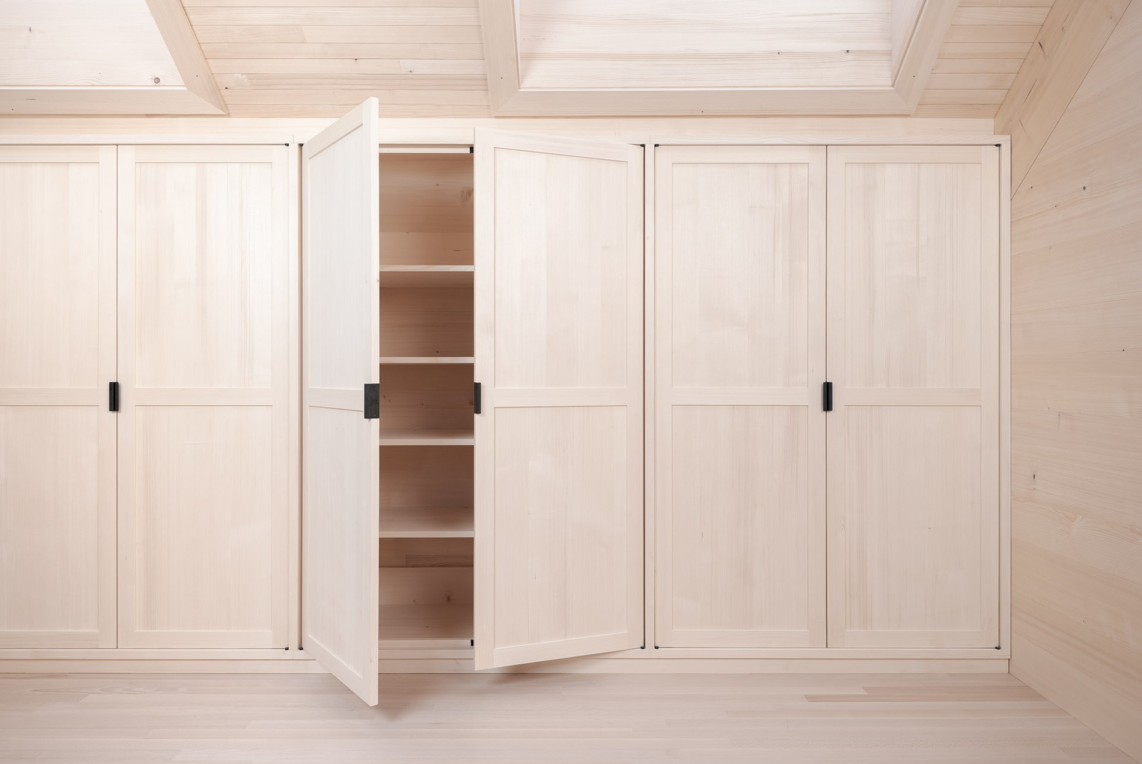 Jedes Element erzählt von ehrlichem Handwerk und bewusster Auswahl.