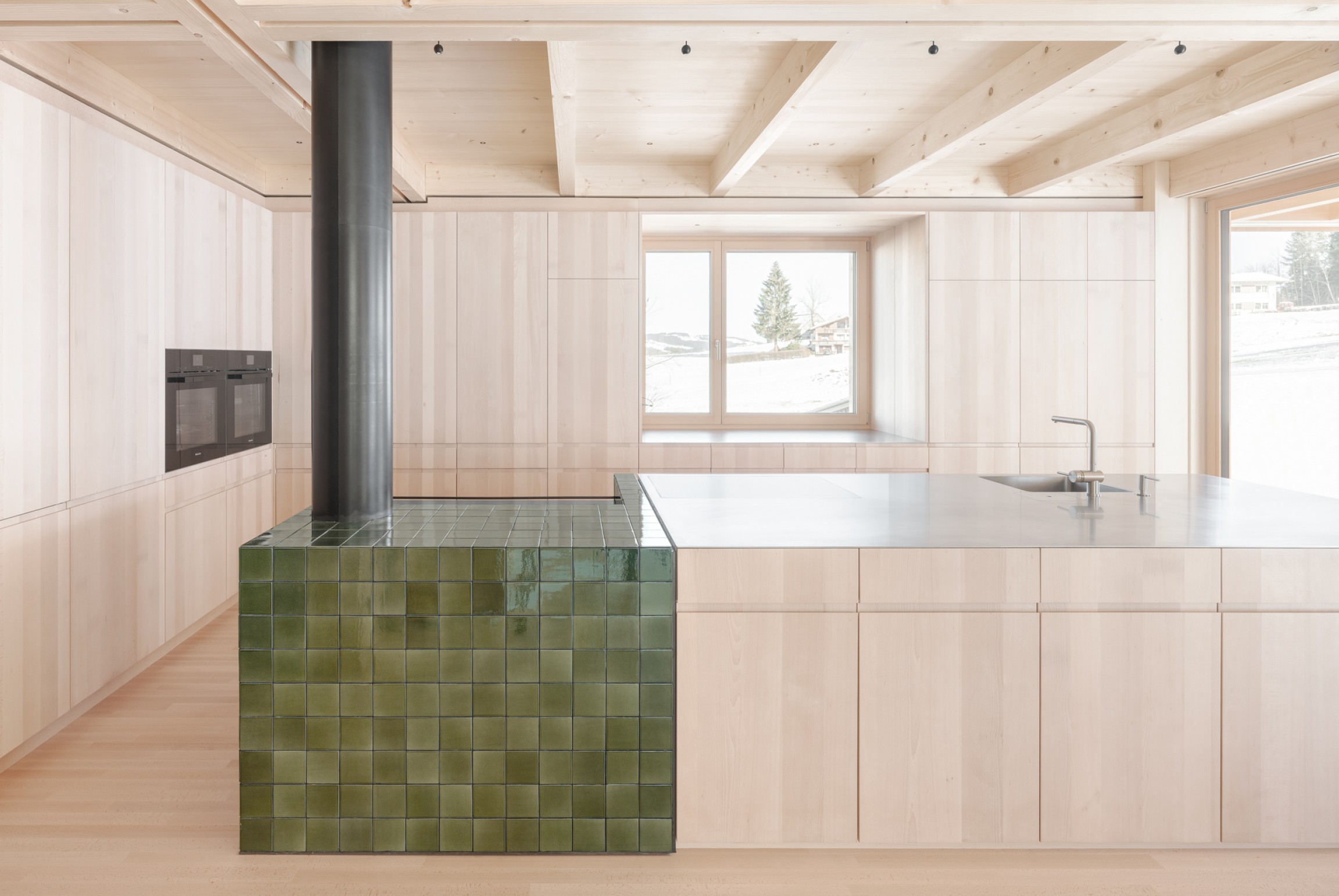 Ein Zusatzherd mit Speicherfunktion ergänzt die Küche nicht nur funktional, sondern auch atmosphärisch.