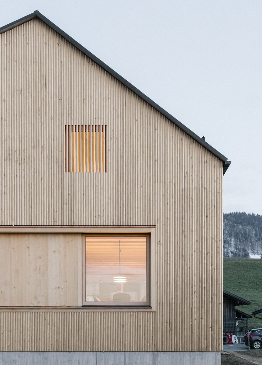 Für die Konstruktion wie auch für die sichtbare Vertäfelung kam ausschließlich heimisches Fichten- und Tannenholz zum Einsatz – regional, sortenrein und mit klarem Blick auf die Wiederverwertbarkeit.