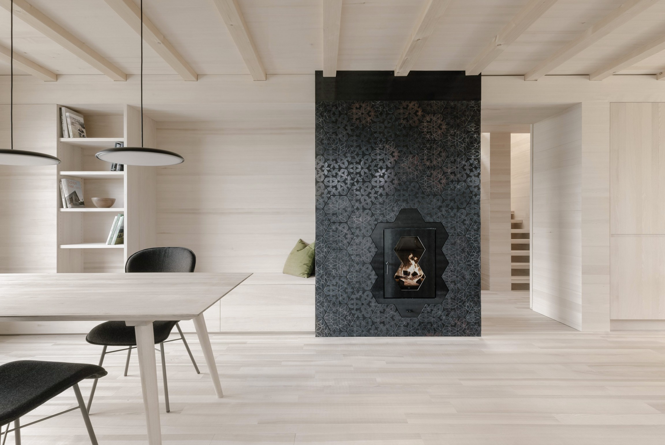 Das Herzstück des Hauses bildet der zentrale Speicherofen, gefertigt aus edlen Karak-Fliesen.